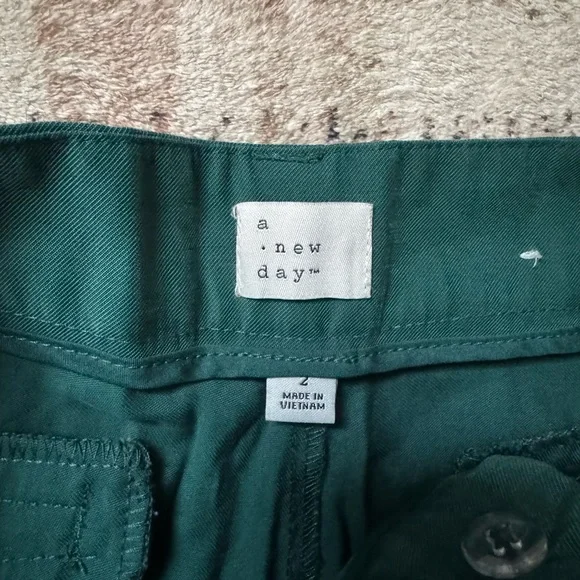 Chic Green Wide-Leg Pants - Picture 3 of 5